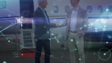 Uçakla iş adamlarının üzerindeki bağlantı ağının animasyonu. Küresel iş seyahati, bağlantılar, dijital arayüz ve dijital olarak oluşturulmuş veri işleme kavramı.