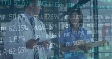 Çok ırklı doktorların hastanedeki raporları tartışırken ticaret kurulunun animasyonu. Dijital bileşik, çoklu pozlama, borsa, yatırım, iletişim, tıbbi, sağlık.