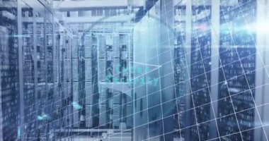 Sunucu odasında siber güvenlik metninin tarama ve matematiksel denklemlerle animasyonu. Küresel teknoloji, bilgisayar ve dijital arayüz kavramı dijital olarak oluşturulmuş video.