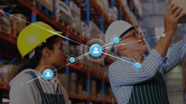 Depodaki çeşitli işçiler üzerindeki simgelerle bağlantı ağının animasyonu. Küresel gönderim, dağıtım ve bağlantılar konsepti dijital olarak oluşturulmuş video.