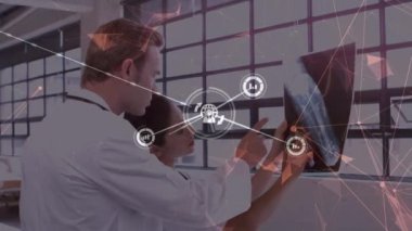 Kadın ve erkek doktor üzerindeki ikonlarla olan bağlantıların animasyonu. Küresel tıp, sağlık, veri işleme ve dijital olarak üretilen video konsepti.