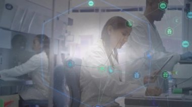 Laboratuvardaki çeşitli bilim adamları arasında bağlantı ağının animasyonu. Küresel iş ve dijital arayüz kavramı dijital olarak oluşturulmuş video.