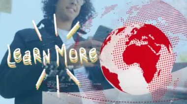 Akıllı telefon kullanarak çift ırklı insan yerine daha fazla metin ve küre öğrenmenin animasyonu. Küresel iş ve dijital arayüz kavramı dijital olarak oluşturulmuş video.