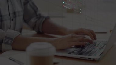 Kafkasyalı iş kadınının veri işleme animasyonu. Küresel iş, bilgisayar ve dijital arayüz kavramı dijital olarak oluşturulmuş video.