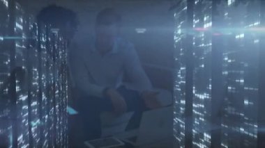 Çeşitli iş adamları üzerinde hareket eden sütunların animasyonu. Küresel iş, bilgisayar ve dijital arayüz kavramı dijital olarak oluşturulmuş video.