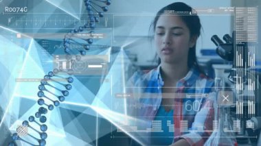 Laboratuvardaki melez kadın üzerinde DNA ipliği ve veri işleme animasyonu. Küresel bilim, bilgisayar ve dijital arayüz kavramı dijital olarak oluşturulmuş video.