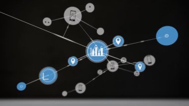 Siyah arkaplandaki simgelerle bağlantı ağının animasyonu. küresel bağlantılar, bilgisayar ve dijital arayüz konsepti dijital olarak oluşturulmuş video.