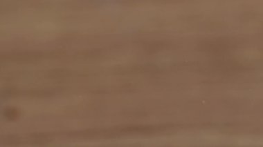 Tahta arka planda kekin üzerine düşen kar animasyonu. Parti ve kutlama konsepti dijital olarak oluşturuldu.