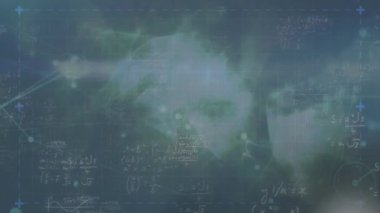 Siyah zemin üzerinde ışık noktaları ve matematiksel denklemlerle bağlantı ağının animasyonu. Küresel teknoloji, bağlantılar ve dijital arayüz konsepti dijital olarak oluşturulmuş video.