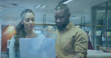 Ofisteki çeşitli iş adamları üzerinde veri işleme animasyonu. Küresel iş ve dijital arayüz kavramı dijital olarak oluşturulmuş video.