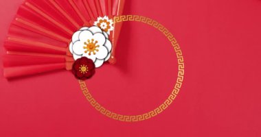 Kırmızı arka planda Çin deseni ve çiçek deseni animasyonu. Çin yeni yılı, şenlik, kutlama ve geleneksel konsept dijital olarak oluşturulmuş video.