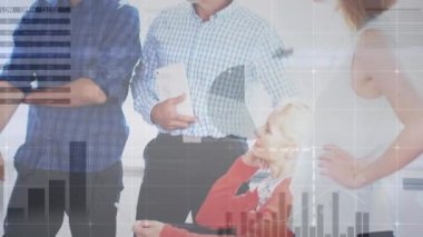 Kafkas iş adamlarının ofislerinde veri işleme animasyonu. Küresel iş ve dijital arayüz kavramı dijital olarak oluşturulmuş video.