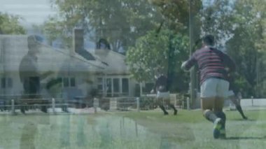 Çeşitli ragbi oyuncuları ve doktorlar üzerinde finansal veri işleme animasyonu. Küresel spor, sağlık ve dijital arayüz kavramı dijital olarak oluşturulmuş video.