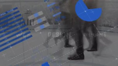 Yürüyen insanlarla ilgili finansal veri işleme ve istatistiklerin animasyonu. Küresel iş, finans, veri işleme ve bağlantılar konsepti dijital olarak oluşturulmuş video.