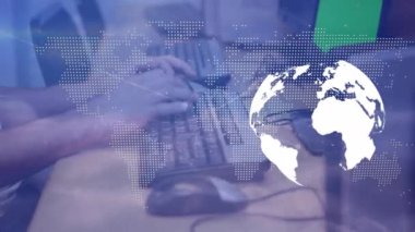 Bilgisayar kullanarak dünya haritasının ve ellerin üzerindeki dünyanın animasyonu. Küresel iş ve dijital arayüz kavramı dijital olarak oluşturulmuş video.