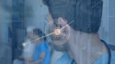 Kafkas erkek doktorun gülümsemesi üzerinden bağlantı ağının animasyonu. Küresel tıp ve dijital arayüz kavramı dijital olarak oluşturulmuş video.