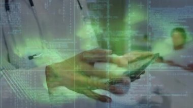 Tablet kullanan Afro-Amerikan kadın doktor üzerinde veri işleme animasyonu. Küresel tıp, bilgisayar ve dijital arayüz kavramı dijital olarak oluşturulmuş video.
