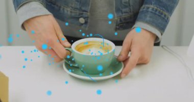 Kalkandaki asma kilidin etrafındaki noktaların animasyonu, beyaz adamın fincanda kahve ve kaşıkla yemek servisi yapması. Dijital bileşik, çoklu pozlama, güvenlik, güvenlik, güvenlik, içecek, içecekler ve teknoloji konsepti.