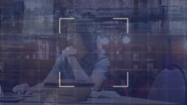 Kütüphanedeki beyaz erkek öğrencinin veri işleme animasyonu. Küresel eğitim ve dijital arayüz kavramı dijital olarak oluşturulmuş video.