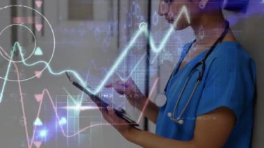 Veri işleme sırasında melez kadın doktorun animasyonu. Küresel tıp ve dijital arayüz kavramı dijital olarak oluşturulmuş video.