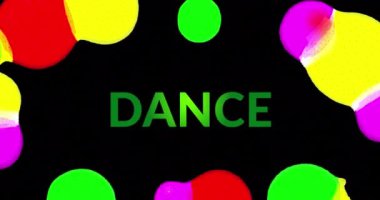 Şekiller üzerinde dans metninin animasyonu ve siyah arka planda havai fişekler. Yeni yıl, parti ve kutlama konsepti dijital olarak oluşturuldu.