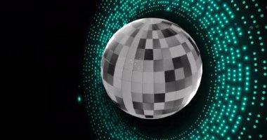 Retro disko ayna kürenin animasyonu ve siyah arka planda parlayan mavi ışık. Müzik, parti, ışık ve hareket konsepti dijital olarak oluşturulmuş video.