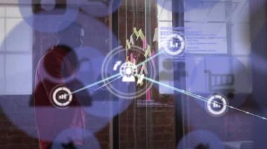 Afro-Amerikan iş adamı üzerinden ikonlar ve veri işleme ağlarının animasyonu. Dijital olarak oluşturulmuş küresel bağlantılar, bilgisayar ve dijital arayüz kavramı.