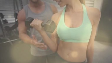 Spor salonunda egzersiz yapan farklı insanlar üzerinde ışık noktalarının canlandırılması. Küresel spor, sağlık ve dijital arayüz kavramı dijital olarak oluşturulmuş video.