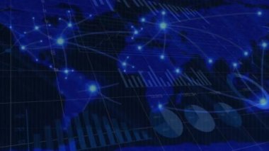 Dünya haritasında istatistiksel veri işleme ve parlayan mavi ışık izlerinin animasyonu. Küresel ağ ve iş teknolojisi kavramı