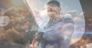 Çizgilerle bağlantılı simgelerin animasyonu, beyaz kadının üzerindeki yoğun bulutlar akıllı yama kullanıyor. Dijital bileşik, çoklu pozlama, zaman, doğa, iletişim, teknoloji, egzersiz, fitness konsepti.