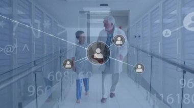 Erkek doktor üzerindeki simgelerle bağlantı ağının animasyonu. Küresel tıp, sağlık, veri işleme ve dijital olarak üretilen video konsepti.