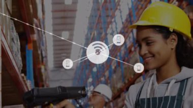 Depodaki çeşitli işçiler üzerindeki simgelerle bağlantı ağının animasyonu. Küresel gönderim, dağıtım ve bağlantılar konsepti dijital olarak oluşturulmuş video.