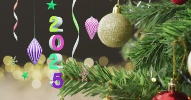 Arka planda 2025 metin ve noel dekorasyonunun animasyonu. Yeni yıl, Noel, şenlik, kutlama ve gelenek konsepti dijital olarak oluşturuldu.