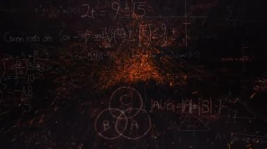 Ateşin animasyonu matematiksel denklemler ve diyagramlar üzerinde siyah arkaplana karşı kıvılcım saçıyor. Eğitim ve bilim konsepti