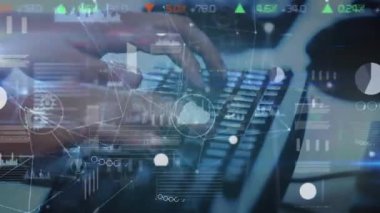 Klavye üzerinde el yazısıyla veri işleme ve bağlantı ağının animasyonu. Küresel teknoloji, bilgisayar ve dijital arayüz kavramı dijital olarak oluşturulmuş video.