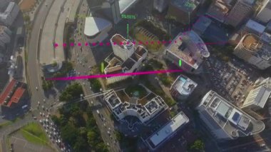 Şehirdeki finansal grafiklerin ve verilerin animasyonu. Küresel iş, finans ve ekonomik kriz kavramı dijital olarak üretilen video.