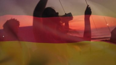 Alman bayrağının animasyonu, farklı arkadaşlarla maytapların üstünde. Küresel vatanseverlik ve dijital arayüz kavramı dijital olarak oluşturulmuş video.