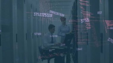 Sunucu odasındaki farklı insanlar üzerinde veri işleme animasyonu. Golbal teknolojisi, çevrimiçi güvenlik ve dijital arayüz konsepti dijital olarak oluşturulmuş video.