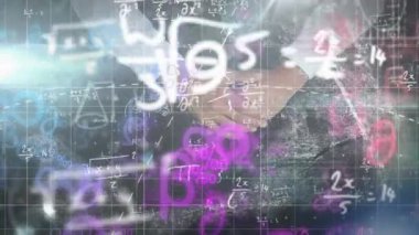 Matematiksel denklemlerin animasyonu beyaz adamın elleri üzerinde. Dijital olarak oluşturulmuş küresel bağlantılar, bilgisayar ve dijital arayüz kavramı.