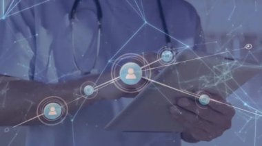 Tablet kullanan beyaz erkek doktor üzerinden bağlantı ağının animasyonu. Küresel tıp ve dijital arayüz kavramı dijital olarak oluşturulmuş video.