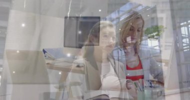 Beyaz iş kadınının yürüdüğü ve akıllı telefon kullandığı animasyon. Küresel iş ve dijital arayüz kavramı dijital olarak oluşturulmuş video.