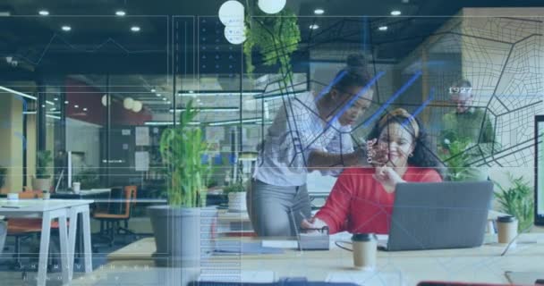 オフィスで議論する2人の多様な女性同僚によるデータ処理とのインターフェースのアニメーション ビジネス技術の概念 — ストック動画