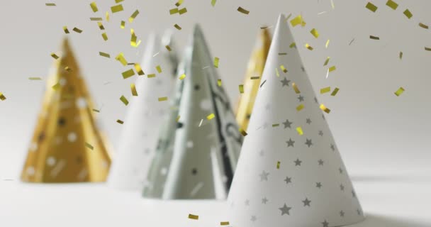 Animatie Van Gouden Confetti Vallen Feestmutsen Oudejaarsavond Kerst Festiviteit Feest — Stockvideo