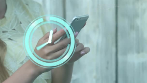 Animacja Przetwarzania Danych Zegar Nad Białą Kobietą Pomocą Smartfona Koncepcja — Wideo stockowe