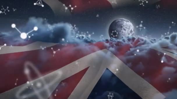 Gece Gökyüzünde Koyu Renkli Bulutlara Aya Karşı Birleşik Krallık Bayrağı — Stok video