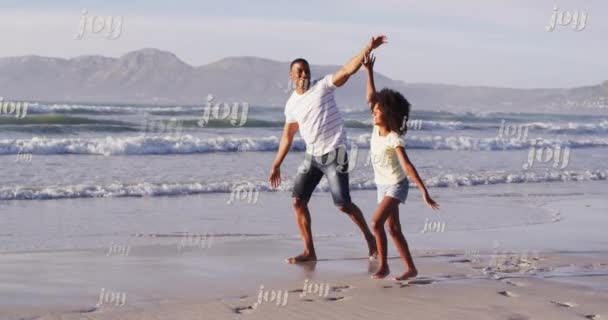 Animazione Auguri Natalizi Testo Afro Americano Padre Figlia Sulla Spiaggia — Video Stock