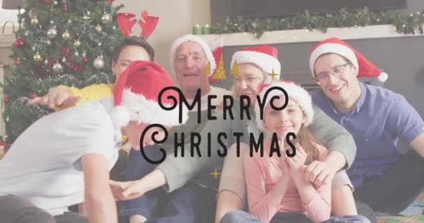 Animacja Świątecznych Pozdrowień Tekst Nad Rodziną Kaukaską Kapeluszach Mikołaja Przy — Wideo stockowe