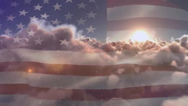 Animacja Białych Cząstek Nad Falującą Amerykańską Flagą Przeciwko Chmurom Słońcu — Wideo stockowe