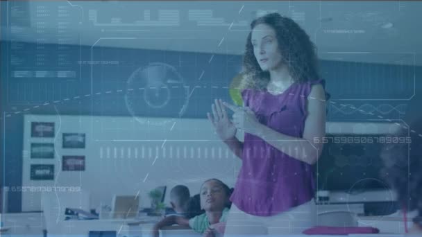 多様な学童を持つ白人女性教師に対するデータ処理のアニメーション グローバル教育とデジタルインターフェースの概念デジタル生成されたビデオ — ストック動画
