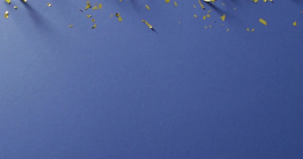 Анимация Поздравлений Текста Над Золотыми Лентами Синем Фоне Концепция Вечеринки — стоковое видео